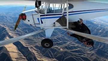 El youtuber y snowboarder Trevor Jacob salta de su avioneta, con el motor parado, sobre las montañas de Sierra Nevada (California, Estados Unidos), el 24 de noviembre del 2021.