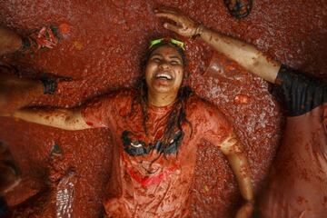 BUNOL, SPAIN - AUGUST 30:  Revellers enjoy the atmosphere in tomato pulp while participating the annual Tomatina festival on August 30, 2017 in Bunol, Spain. An estimated 22,000 people threw 150 tons of ripe tomatoes in the world's biggest tomato fight held annually in this Spanish Mediterranean town.  (Photo by Pablo Blazquez Dominguez/Getty Images)