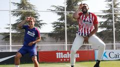 Karl-Anthony Towns pops in on Atlético de Madrid