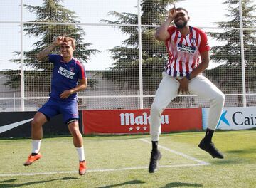 Griezmann and Karl-Anthony Towns doing the 'Fortnite' dance.