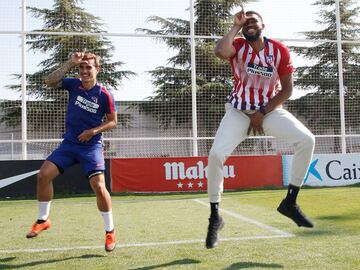 Griezmann and Karl-Anthony Towns doing the 'Fortnite' dance.