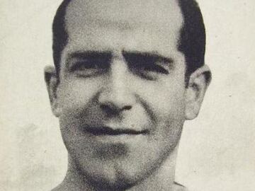 Vistió la camiseta del Alavés desde 1928 hasta 1933. Con el Atlético de Madrid jugó desde 1939 hasta 1941.
