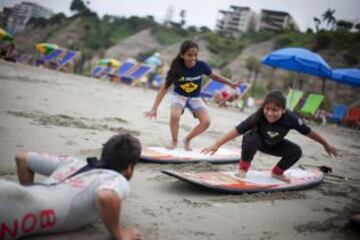 Niños durante una lección de surf en una playa cerca de Alto Perú barrio de chabolas de Lima.  Desde 2008, la ONG Alto Perú busca ofrecer a los niños de un barrio pobre de pescadores conocido como Alto Perú, la oportunidad de aprender y practicar deportes alternativos como el surf y el Muay Thai de forma gratuita.