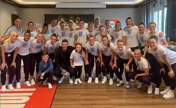 David Beckham y su hija Harper con la selección inglesa antes del partido de cuartos de final del Mundial.