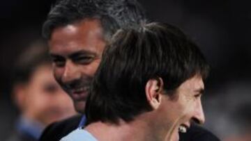 Messi, con Mourinho sonriente de fondo.