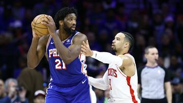 El p¨ªvot vuelve tras tres partidos de ausencia y los Sixers arrollan a los Rockets con exhibici¨®n de su estrella, que pone la directa a su segundo MVP consecutivo.