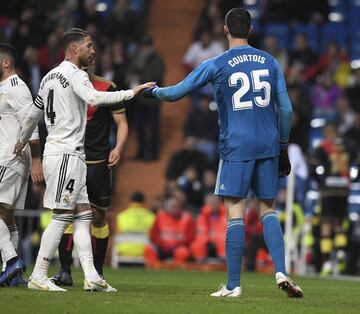 El jugador del Real Madrid Sergio Ramos felicita a Courtois tras salvar un disparo peligroso. 