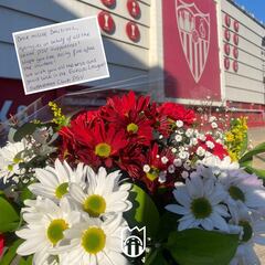 Los hinchas del PSV piden perdón a Dmitrovic mandándole flores