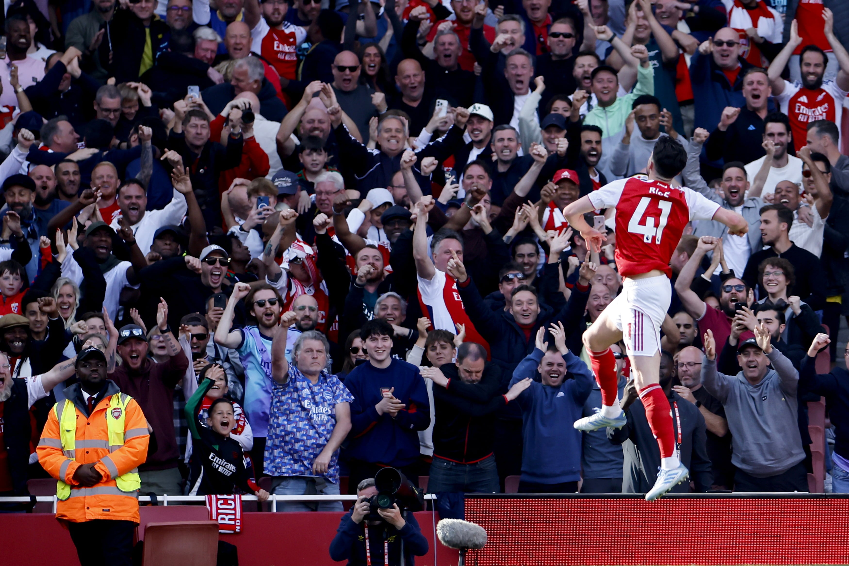 LONDON (United Kingdom), 18/05/2025.- Declan Rice of Arsenal celebrates after scoring the 1-0 lopening goal during the English Premier League soccer match between Arsenal FC against Newcastle United, in London, Britain, 18 May 2025. (Reino Unido, Londres) EFE/EPA/TOLGA AKMEN EDITORIAL USE ONLY. No use with unauthorized audio, video, data, fixture lists, club/league logos, 'live' services or NFTs. Online in-match use limited to 120 images, no video emulation. No use in betting, games or single club/league/player publications.
