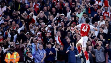 LONDON (United Kingdom), 18/05/2025.- Declan Rice of Arsenal celebrates after scoring the 1-0 lopening goal during the English Premier League soccer match between Arsenal FC against Newcastle United, in London, Britain, 18 May 2025. (Reino Unido, Londres) EFE/EPA/TOLGA AKMEN EDITORIAL USE ONLY. No use with unauthorized audio, video, data, fixture lists, club/league logos, 'live' services or NFTs. Online in-match use limited to 120 images, no video emulation. No use in betting, games or single club/league/player publications.