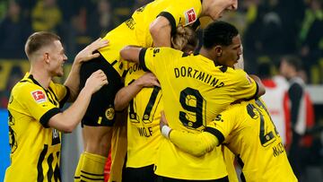 Dortmund (Germany), 18/03/2023.- Dortmund players celebrate after scoring the 6-1 lead during the German Bundesliga soccer match between Borussia Dortmund and and 1. FC Cologne in Dortmund, Germany, 18 March 2023. (Alemania, Rusia, Colonia) EFE/EPA/RONALD WITTEK CONDITIONS - ATTENTION: The DFL regulations prohibit any use of photographs as image sequences and/or quasi-video.
