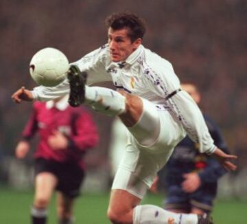 Davor Suker. A este delantero no hay nada que recriminarle. Desembarcó en el Santiago Bernabéu en 1996, después de cinco temporadas en el Sevilla, y en la 97/98 fue parte fundamental en la consecución de la tan ansiada 'Séptima'. Tras el Mundial de Francia, donde Croacia fue tercera, quedó segundo en la votación del Balón de Oro.
