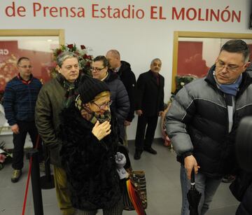 Seguidores en la capilla ardiente de Quini.