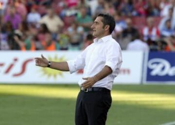 El entrenador del Athletic Francisco Valverde da instrucciones a sus jugadores durante el partido de la novena jornada de Liga de Primera División que disputan frente al Almería, en el estadio de los juegos Mediterraneos de Almería.