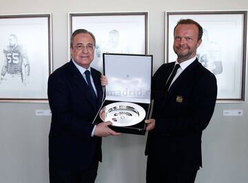 Florentino Pérez, presidente del Real Madrid, recibe de Ed Woodward, CEO del Manchester United, una placa conmemorativa del amistoso entre ambos clubes.