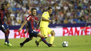 Carlos Bacca se enfrenta a Jefferson Lerma por la Copa del Rey.