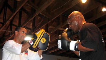 Jeff Fenech haciendo manoplas con Mike Tyson.