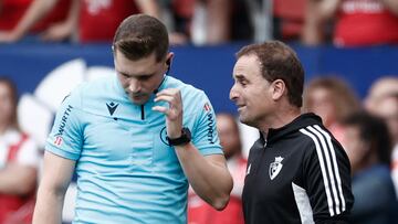 PAMPLONA, 04/06/2023.- El técnico de Osasuna, Jagoba Arrasate, durante el encuentro correspondiente a la última jornada de primera división que disputan hoy domingo frente al Girona en el estadio El Sadar, en Pamplona. EFE / Jesús Diges.