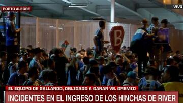 4.000 aficionados ingresaron al Arena Do Gremio mientras que otros 3.000 viajaron sin entrada. Fueron increpados por los aficionados locales.