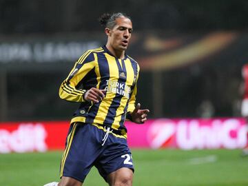 El defensa portugués salió campeón con Fenerbahce en 2014 de la Liga y la Supercopa.