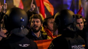 El vicepresidente de la Junta de Castilla y León, Juan García-Gallardo, durante una concentración en contra de la amnistía, frente a la sede del PSOE en la calle Ferraz, a 6 de noviembre de 2023, en Madrid (España). Los manifestantes se han mostrado opuestos al pacto de los socialistas con ERC que incluye, entre otras medidas, una ley de amnistía que favorecería a los procesados del 'procés' catalán, el traspaso de las competencias de Rodalíes o la condonación de hasta 15.000 millones de euros de deuda del Fondo de Liquidez Autonómica (FLA) a Cataluña.
06 NOVIEMBRE 2023;SOCIEDAD;CONCENTRACIÓN;MANIFESTACIÓN;PROTESTA;;PIXELADA
Ricardo Rubio / Europa Press
06/11/2023