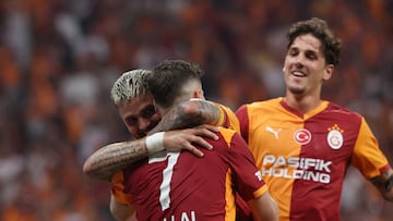 Soccer Football - Super Lig - Galatasaray vs Caykur Rizespor - Rams Park, Istanbul, Turkey - August 30, 2025 Galatasaray's Mauro Icardi celebrates scoring their third goal with Roland Sallai REUTERS/Dilara Senkaya