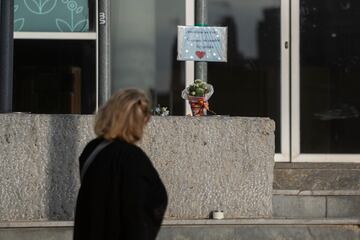 Una mujer observa un cartel y un ramo de flores en honor a los fallecidos por la Dana, en el exterior de la Feria de Valencia, a 5 de noviembre de 2024, en Valencia, Comunidad Valenciana (España). Hoy, se cumple una semana desde que la DANA arrasara la Comunitat Valenciana. 