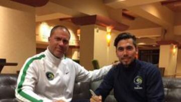 Gianni Savarese, junto a Farfán al momento de firmar el acuerdo.