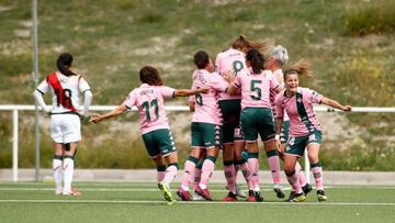 Las futbolistas del Betis celebran la victoria ante el Rayo en Vallecas.