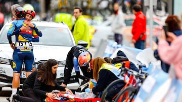 La ciclista del Lidl-Trek Lucinda Brand, junto a Ilaria Sanguinetti tras la dura caída sufrida por Elisa Balsamo en la primera etapa de la Vuelta a Burgos Femenina.