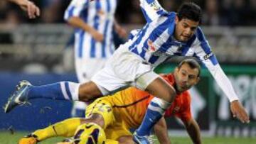 Carlos Vela con Mascherano