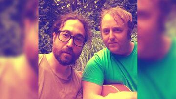 Cinco a?os antes de que Mark David Chapman apretara el gatillo a las puertas del edificio Dakota, John Lennon vio nacer a su hijo Sean, el ¨²nico que tuvo con Yoko Ono. Tiene como padrino a Elton John y ha dedicado su vida a la m¨²sica y al activismo.
Por su parte, James lleva su nombre en honor a su abuelo y a su padre, que en realidad se llamaba James Paul McCartney. Toca la guitarra y tambi¨¦n la bater¨ªa, pero adem¨¢s lleg¨® a coescribir algunas canciones de los ¨¢lbumes que su padre grab¨® en solitario.