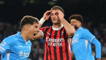 Giménez en juego con el AC Milan.