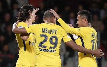 Paris Saint-Germain's Uruguayan forward Edinson Cavani (L), Paris Saint-Germain's French forward Kylian Mbappe and Paris Saint-Germain's Brazilian forward Neymar celebrates following a goal during the French L1 football match between Metz (FCM) and Paris 