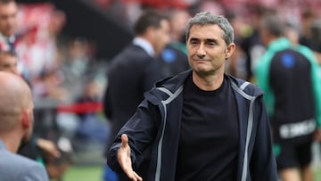 BILBAO, 22/09/2024.- El entrenador del Athletic Club, Ernesto Valverde, antes de su partido de LaLiga contra el Celta de Vigo en el estadio de San Mamés en Bilbao este domingo. EFE/ Luis Tejido
