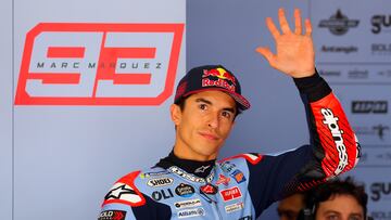 Sepang (Malaysia), 01/11/2024.- Spanish MotoGP rider Marc Marquez of Gresini Racing waves hand to his fans inside team garage during the first free practice of the Malaysia Motorcycling Grand Prix 2024 in Petronas Sepang International Circuit, in Sepang, Malaysia, 01 November 2024. (Motociclismo, Ciclismo, Malasia) EFE/EPA/FAZRY ISMAIL
