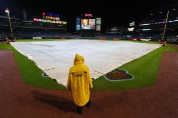 El partido de béisbol entre los Atlanta Braves y St. Louis Cardinals tuvo que suspenderse durante un momento por la lluvia.