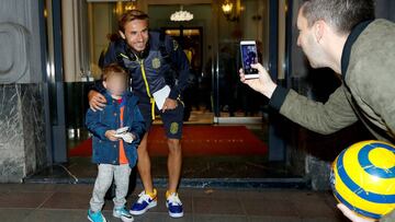 La Unión Deportivas llegó ayer a Madrid y los jugadores durmieron en el hotel NH Abascal. Varios aficionados les recibieron a su llegada. En la imagen, un niño se fotografía con Samper, que será titular hoy en el equipo canario.