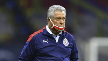 La polémica apareció en el minuto 38 del Clásico Nacional. Cuando Uriel Antuna fue al césped dentro del área.