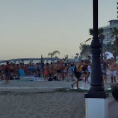 Un chiringuito de la playa de Torremolinos incendia las redes