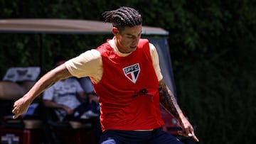 James aún no define su futuro y continúa entrenando con Sao Paulo.