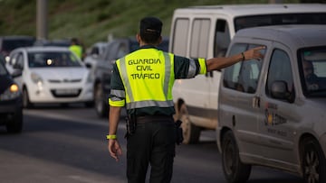 Un guardia civil regulando el tráfico, a 5 de noviembre de 2024, en Valencia, Comunidad Valenciana (España). Hoy, se cumple una semana desde que la DANA arrasara la Comunitat Valenciana. Hasta el momento, hay 211 víctimas mortales y cuantiosos daños materiales en alrededor de 70 municipios de la provincia de Valencia, desde donde todavía hoy se siguen retirando enseres, vehículos y haciendo achiques de agua. Se ha restablecido ya el 98% del servicio eléctrico y el 93% de la población afectada ya dispone de suministro agua. Feria Valencia ha destinado siete pabellones, su Centro de Eventos y sus cocinas a diversas tareas logísticas y humanitarias para luchar contra los efectos de la DANA que ha afectado a la Comunitat Valenciana.
05 NOVIEMBRE 2024;DANA;RIADA;AFECTADOS;VALENCIA;COMUNIDAD VALENCIANA;DESTRUCCIÓN;ESCOMBROS;BASURA;CARTEL;
Alejandro Martínez Vélez / Europa Press
05/11/2024