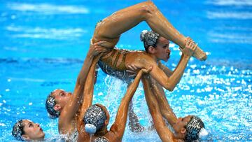 El equipo espa&ntilde;ol de nataci&oacute;n sincronizada compite durante la ronda preliminar de los Europeos de Nataci&oacute;n de Glasgow.