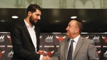 Nikola Mirotic saluda a Gar Forman.