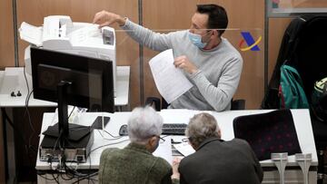 Archivo - Un trabajador de la Oficina de la Agencia Tributaria en la Calle Guzm&aacute;n el Bueno (Madrid).