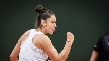 La tenista española Sara Sorribes celebra un punto durante su partido ante la suiza Susan Bandecchi en el WTA International Ladies Open Lausanne de Lausana.