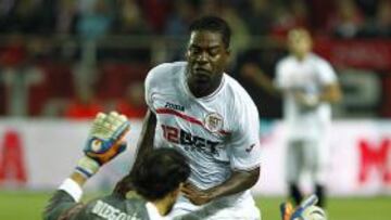 <b>LA LUCHA. </b>Casi al final, Romaric intentó evitar a Diego López. Koné no aprovechó la jugada.