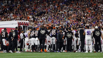 CINCINNATI, OHIO - JANUARY 02: Buffalo Bills and Cincinnati Bengals players look on as Damar Hamlin #3 of the Buffalo Bills is treated by medical personnel after being injured during the first quarter at Paycor Stadium on January 02, 2023 in Cincinnati, Ohio.   Kirk Irwin/Getty Images/AFP (Photo by Kirk Irwin / GETTY IMAGES NORTH AMERICA / Getty Images via AFP)