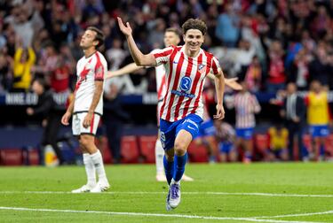 El delantero argentino hace de todo. Hace goles de lanzamiento lejano, llega a rebañar un balón en la línea de gol…Una delicia verle jugar. Uno de los jugadores por los que merece pagar una entrada.