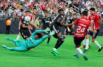 La Juventus y el Chivas se enfrentaron en el Allegiant Stadium de Las Vegas (Nevada) en un amistoso correspondiente al Soccer Champions Tour (2-0). En una acción del partido el árbitro pitó cesión del equipo turinés a su portero. En la imagen, el meta, Mattia Perin, sale a taponar el disparo de Carlos Cisneros en un área abarrotada de jugadores.
